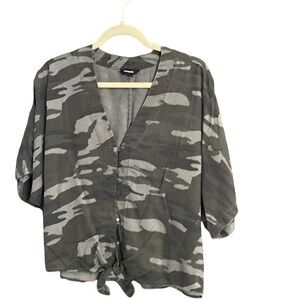 💜💜 EXPRESS Ladies Tie Front ButtonUp Top Camouflage Size S/P